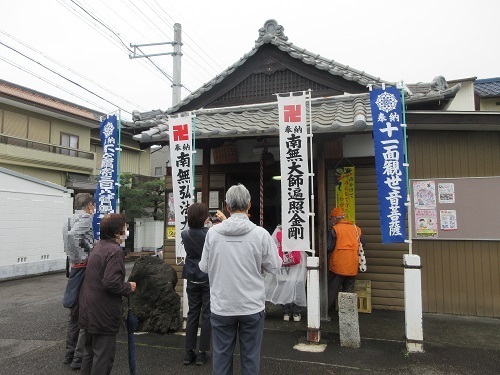 写真：八・九番観音で説明する様子