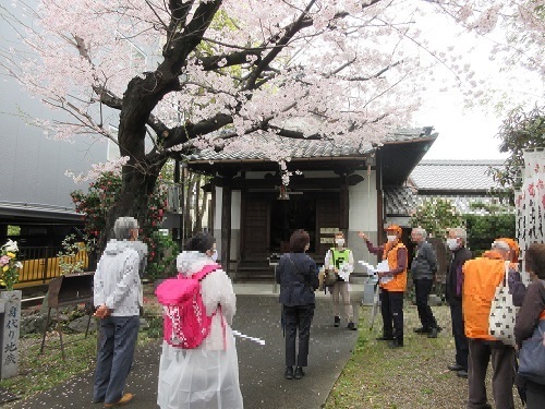 写真：一番観音で説明する様子