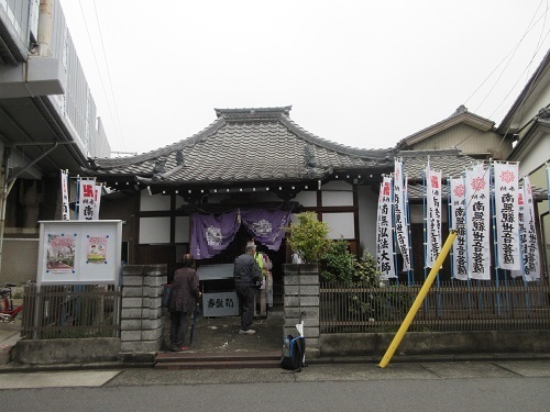 写真：六・七番観音で説明する様子