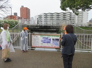 写真：太夫堀で説明する様子