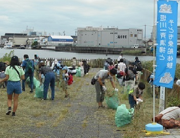 写真：宮の渡し公園清掃の様子