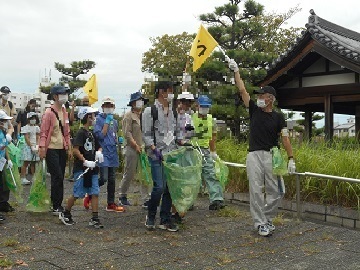写真：清掃場所へ向かう様子
