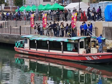 写真：船が船着き場に到着している様子