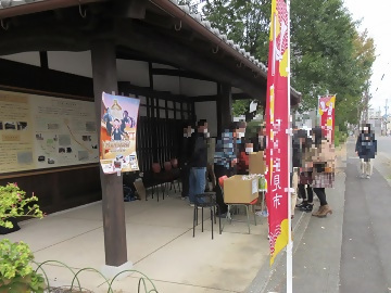 写真：魚問屋に立ち寄る人々の様子