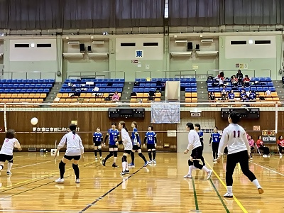 写真：第56回熱田区女性レクリエーションバレーボール秋季大会の様子