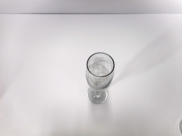 カットしたペットボトルをグラスに入れた写真