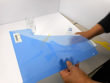 クリアファイルをカットしている写真