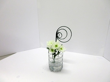 白色のスプレー菊を生けた写真