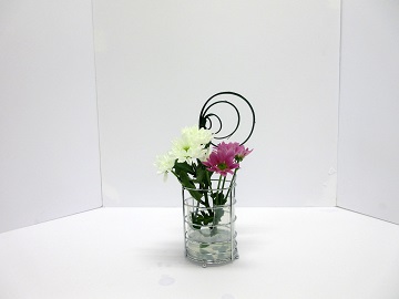 ピンクのスプレー菊を生けた写真