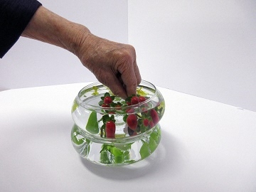 ヒペリカムの実を活けている写真