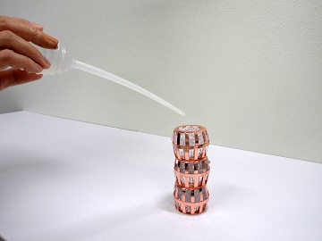 キャンドルホルダーに水を入れている写真