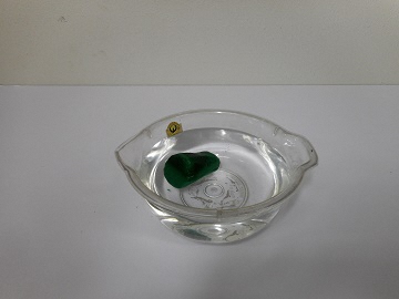 給水スポンジを水につけている写真