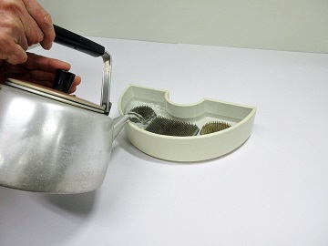 花器に水を入れている写真