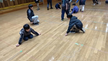 みんなであみだくじを作っています。