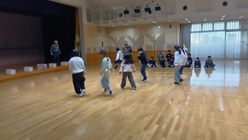 プレゼント交換をしています。