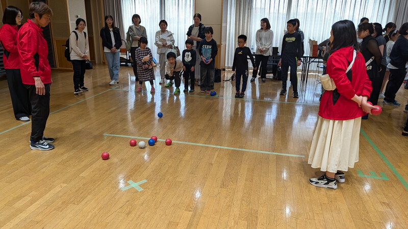 写真：親子で一緒に行ったボッチャ体験会の様子です。
