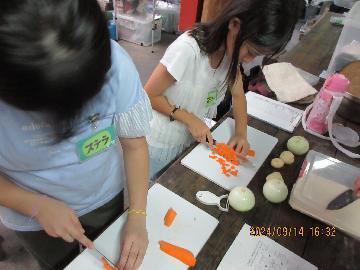 写真:ニンジンを切っている様子です。