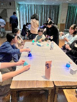 写真:クリスマスクラフトの様子です。