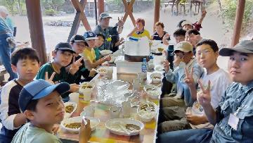 写真:自分たちで作ったカレーを食べました。