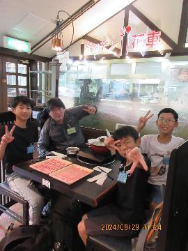 写真:みんなでご飯を食べる様子です。