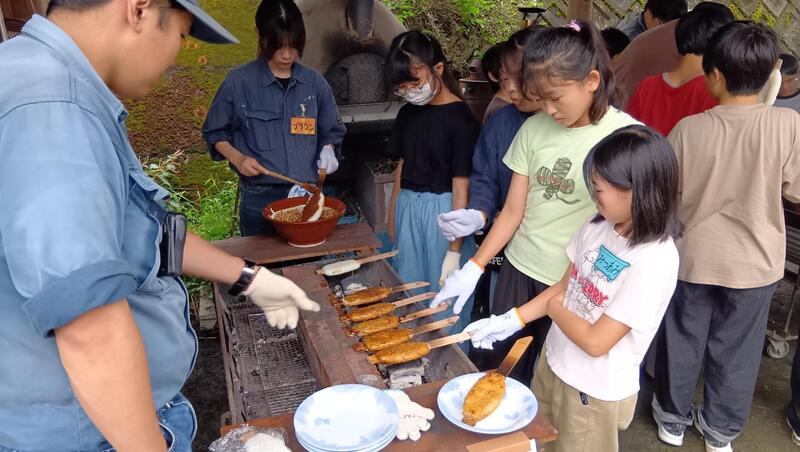 子どもたちが五平餅づくりを体験している様子です。