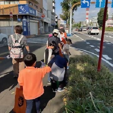 写真:ごみひろいの様子です。