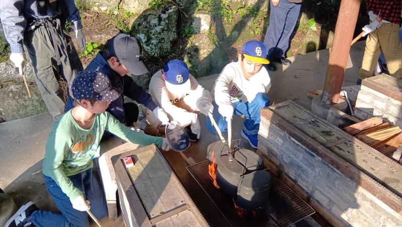子どもたちが飯ごうすいさんをしている様子です。