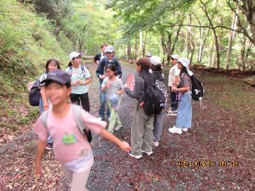 写真:森の中をハイキングする様子です。