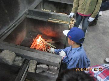 写真:火起こしの様子です。