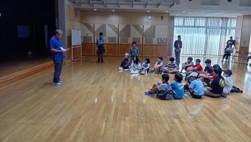 写真：事前講習会開会式で熱田区子ども会育成連絡協議会会長があいさつをしている様子です。