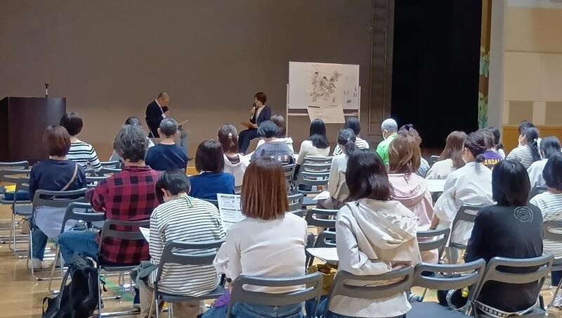 写真：子ども応援課による講演の様子です。
