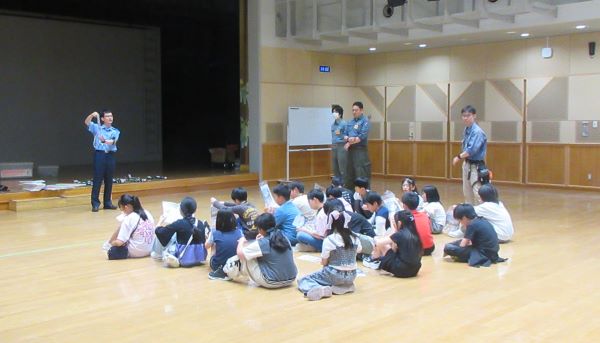 写真：熱田警察から交通安全についてのお話を聞いている様子です。