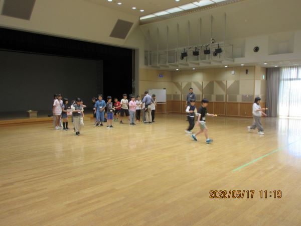 写真：子どもたちがピンポンリレーを行っている様子です。