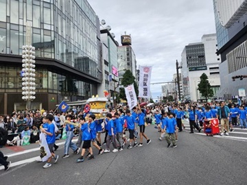 写真:おみこしが栄駅に向かう
