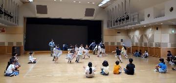 写真:新聞貼り付けダッシュの様子です。