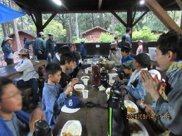 写真:みんなでカレーを食べる様子です。