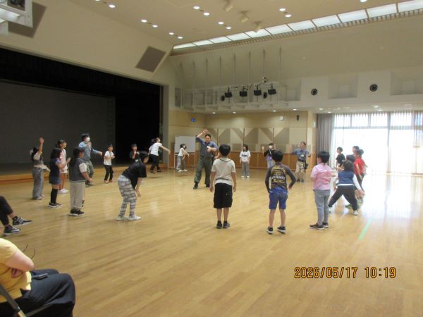 写真：集団あそび「落ちた落ちた」を子どもたちが行っている様子です。