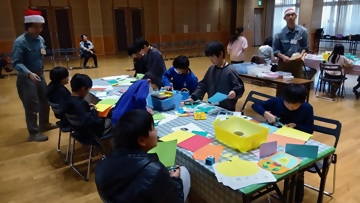 みんなでクリスマスカードを作成しています。