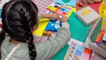 自分だけのクリスマスカードをつくっています。