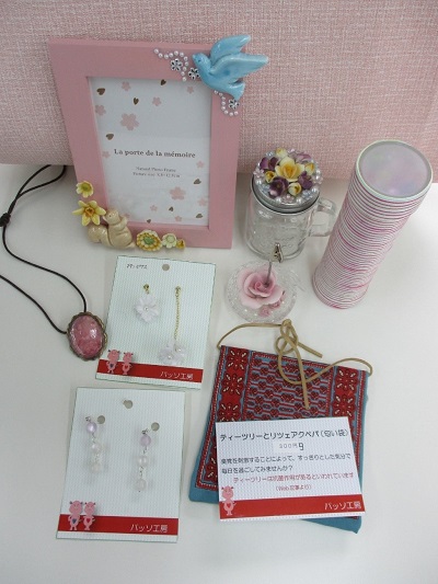 写真:イヤリングやネックレスやフレーム