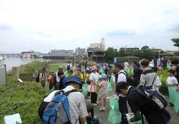 写真:堀川一斉清掃の様子