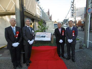 写真:除幕式の様子