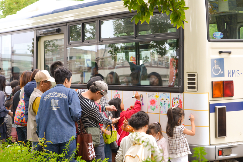 写真：交通局鳴尾営業所ブース「お絵かきバス」