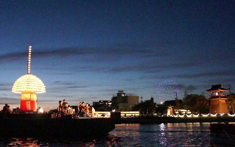 写真：夜のまきわら船