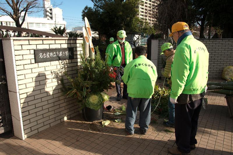 写真：高蔵小学校前　門松作り