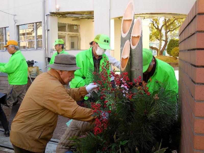 写真：沢上中学校前　門松作り
