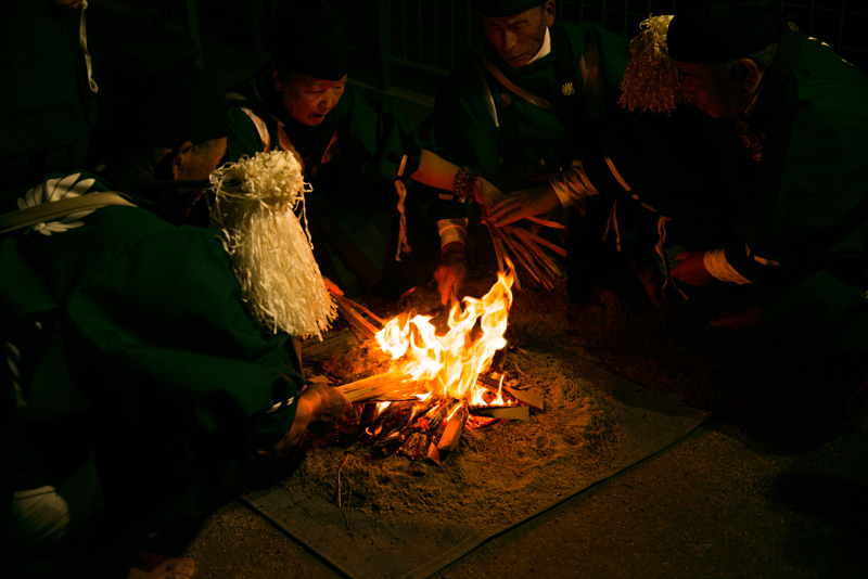 写真：参加者の方が火を灯す様子