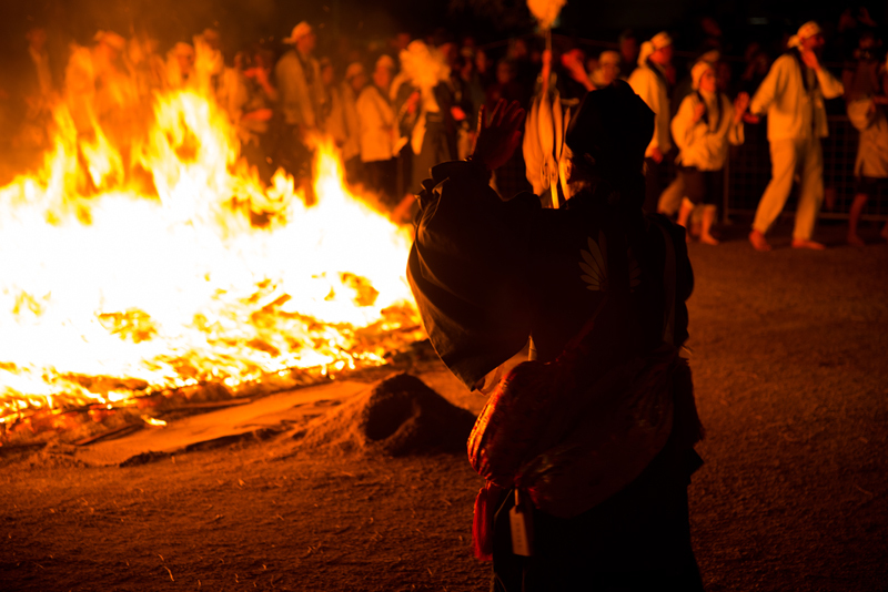 写真：燃え盛る炎の前で祈祷する様子