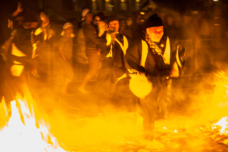 写真：参加者による火渡りの様子