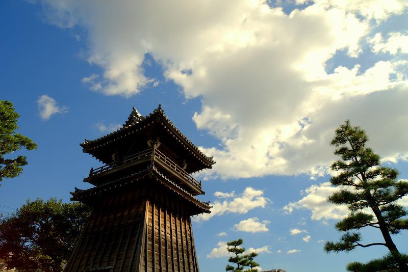 写真：宮の渡し公園　時の鐘と空